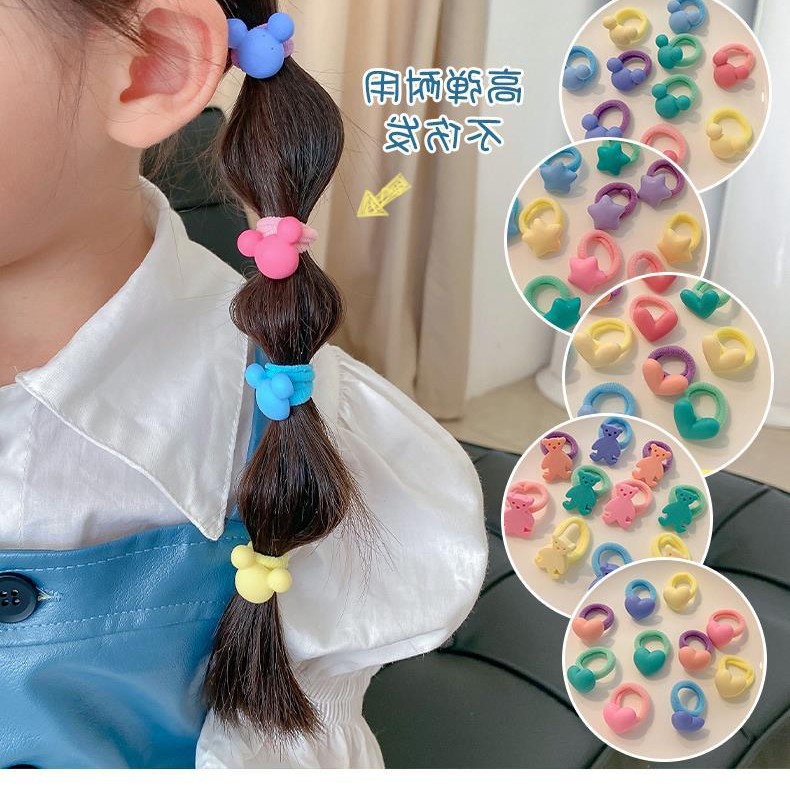 A cute little girl's thumb hair band, a hair tie for infants and toddlers, a high-elasticity hair band for children that won't damage their hair Application Scenario