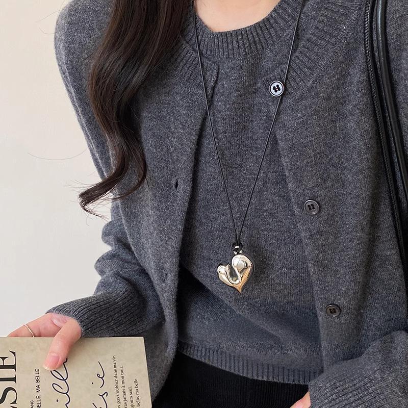 The same heart-shaped necklace as the blogger Reina, a high-end black rope halter sweater chain for women, and a long pendant accessory for spring and summer Application Scenario