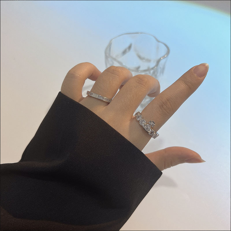A high-end, light luxury trend Saturn Zircon detachable double-layer crown ring for women to wear with a small star sphere open ring Application Scenario