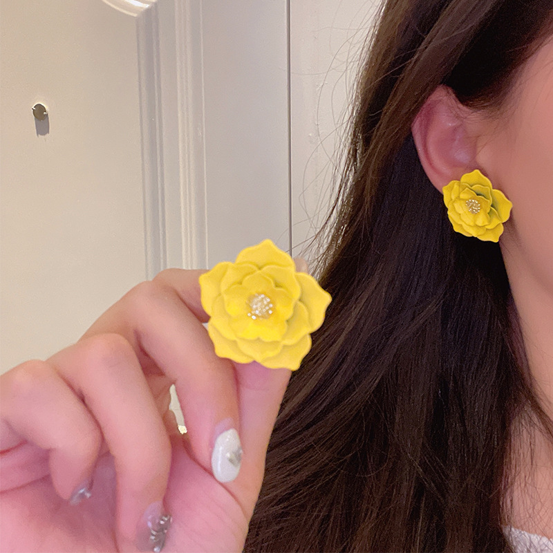 Elegant three-dimensional colorful flower earrings for women, new spring and summer, niche design sense ear studs, sweet floral earrings Application Scenario