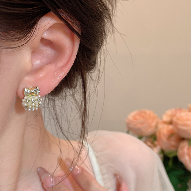 Bow pearl earrings for women, a new style of 2025, versatile, unique, high-end, light luxury and exquisite stud earrings, a stylish and elegant ear accessory Application Scenario