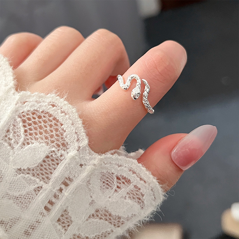 The little Spirit Snake ring features an InS-style niche design with a sweet, cool and high-end feel. It's an open-mouth food-eating ring that is unique and trendy full figure