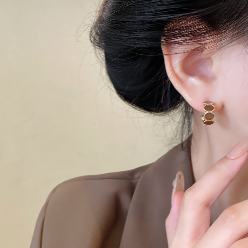 French retro Maillard coffee-colored earrings, versatile and elegant for women, simple and stylish. C-shaped stud earrings and ear rings are popular earrings Application Scenario