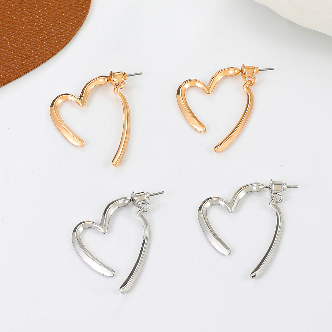 Simple heart-shaped earrings, retro earrings, light luxury and high-end feel, crossed heart-shaped stud earrings and ear rings, light luxury accessories Application Scenario