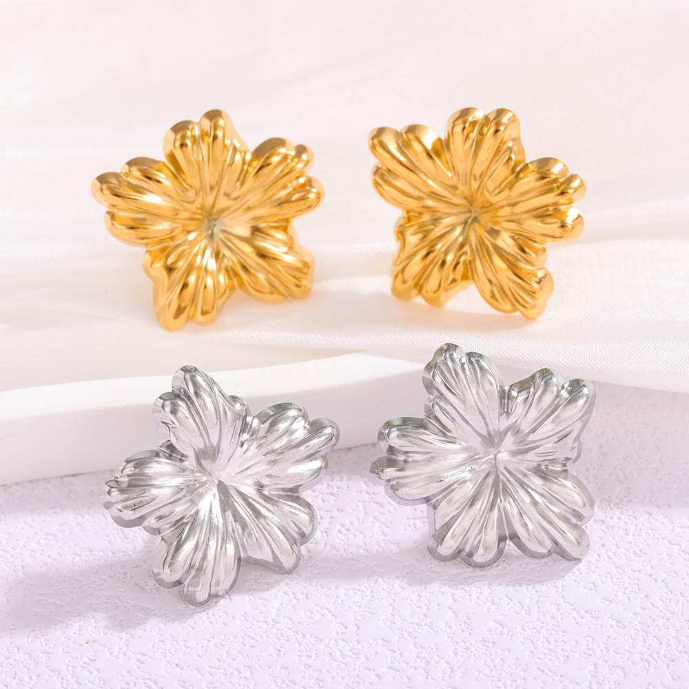 The cross-border best-selling titanium steel flower stud earrings from Europe and America, which are designed in an ins style with a light luxury and high-end feel, are selling well Application Scenario