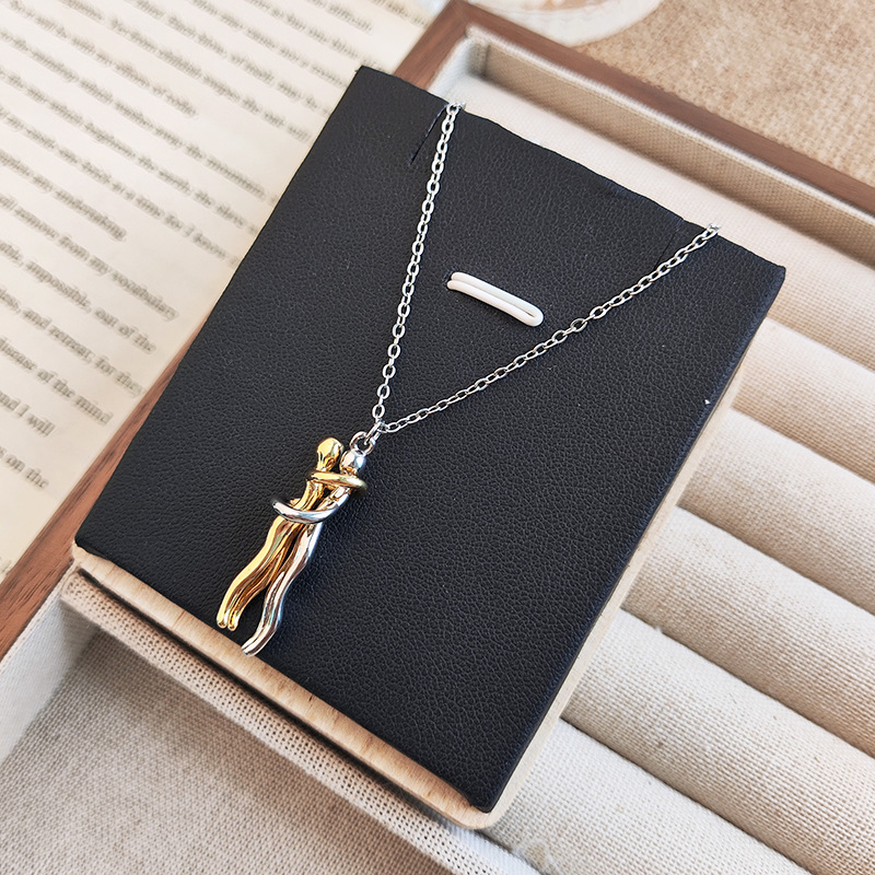 Copper pendant, Love embrace, double couple pendant, titanium steel necklace, European and American retro trend, niche collarbone chain accessory Specification drawing