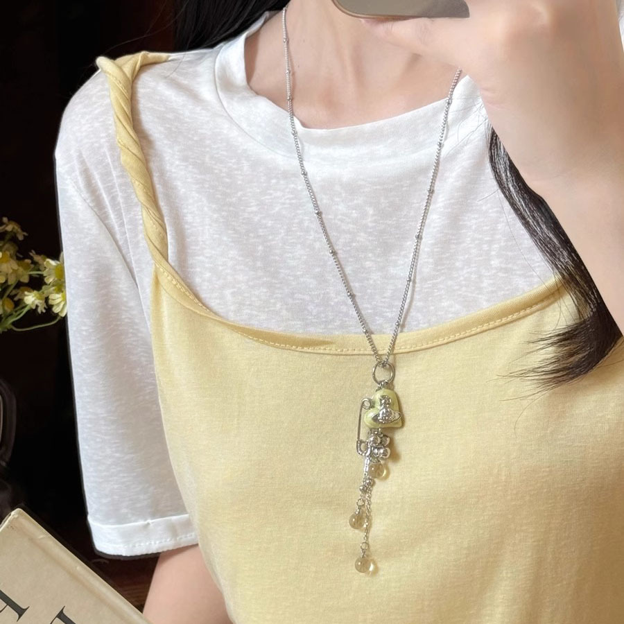 The heart-shaped tassel planet necklace is a niche design for women, exuding a sense of sophistication, sweetness, coolness, and a spicy girl style. It is a long and versatile collarbone chain with a unique charm Application Scenario