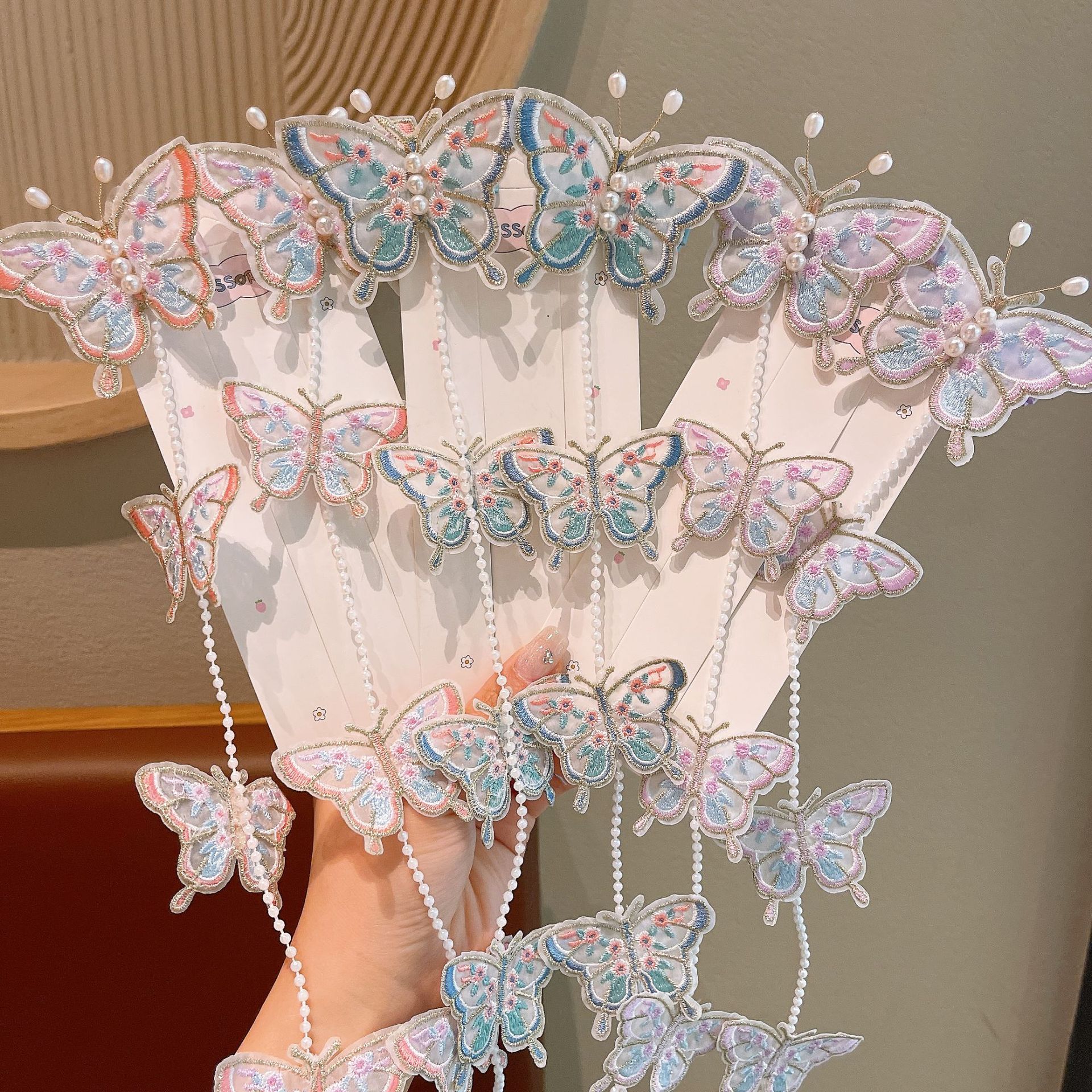 Girl's butterfly pearl chain braided hair clip, children's princess fairy-like braided hair rope, super fairy-like little girl tassel hair accessory full figure