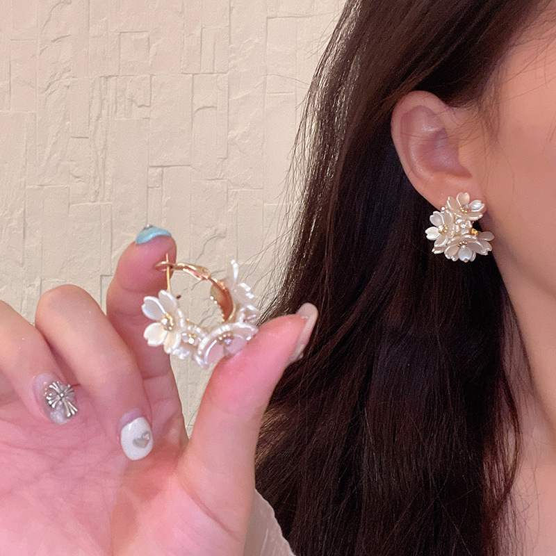 Exquisite, light luxury and high-end flower earrings for women, Instags-based retro stud earrings, artistic and individual earrings for women wholesale details Picture