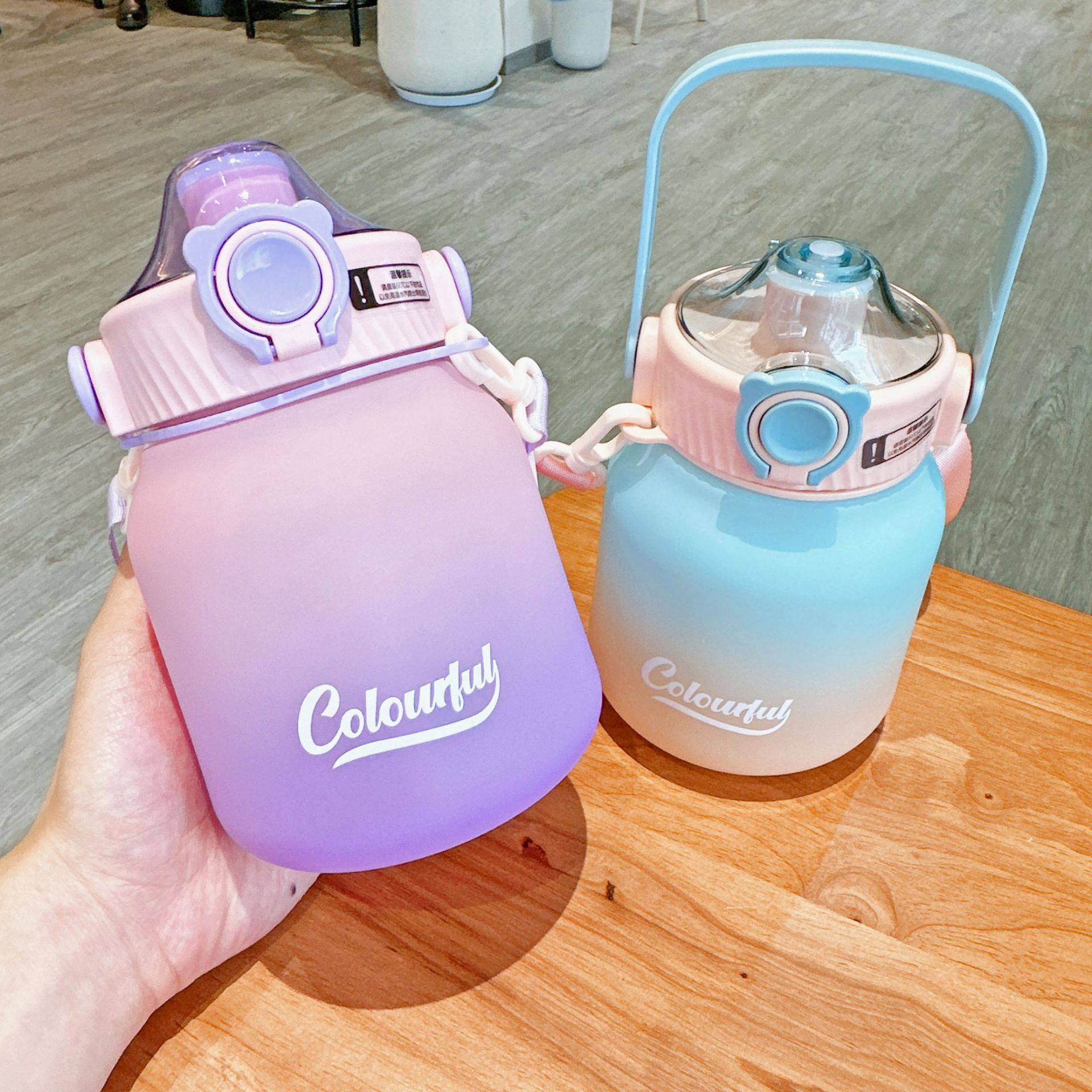 Simple and elegant girl's large-bellied cup, gradient frosted plastic cup, portable hand-held, large-capacity, high appearance level scale cup Application Scenario