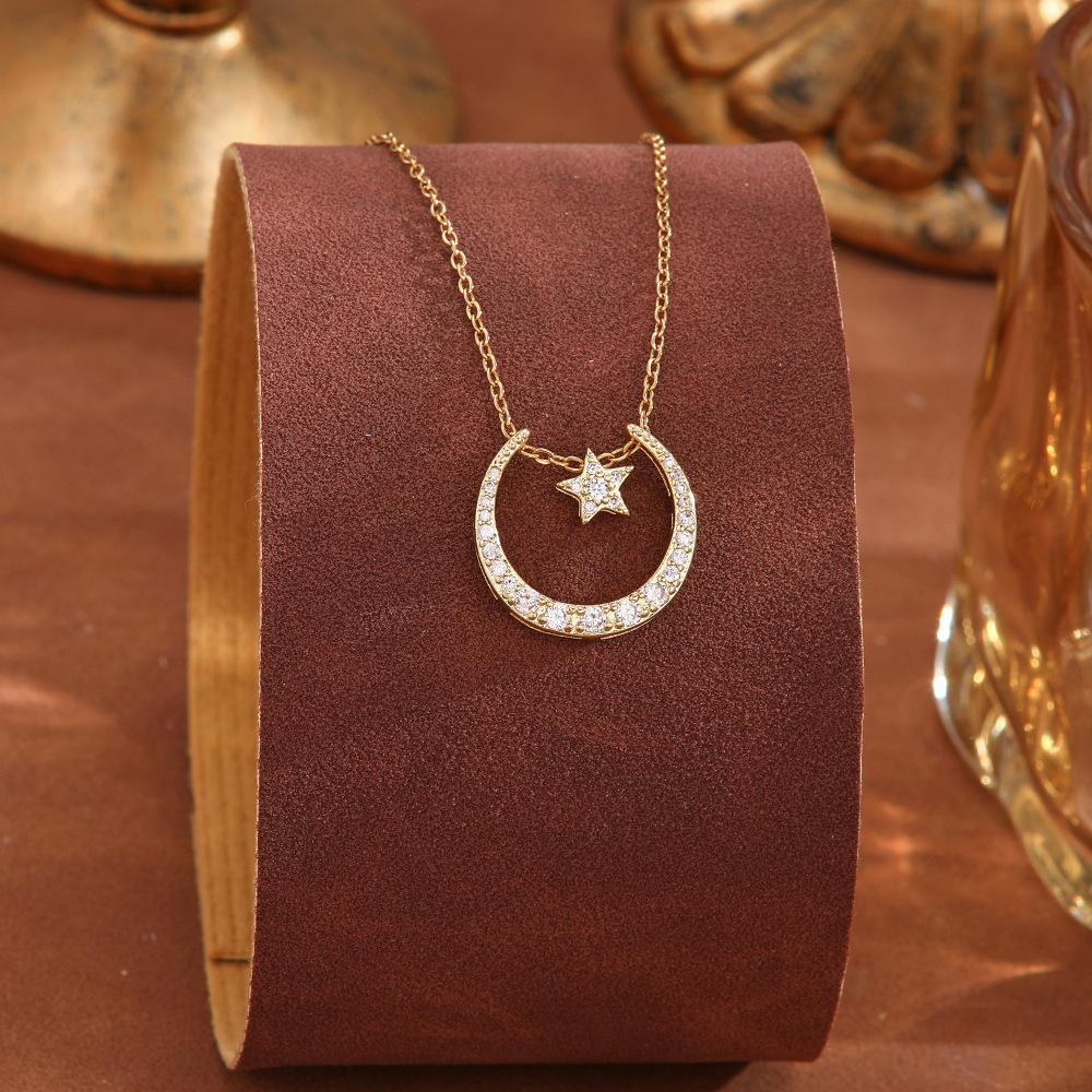 Wholesale of cross-border trade necklaces for women that do not fade and exude elegance, titanium steel necklaces for women, versatile accessories for women, and a sense of high-end collarbone chains Application Scenario