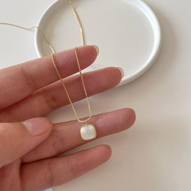 A light luxury, niche square shell necklace for women, 2023 new design, simple and elegant collarbone chain accessory details Picture