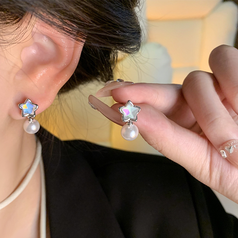 Deep blue water ripple heart-shaped stud earrings are unique, exquisite and versatile. Tassel pearl earrings are trendy and popular earrings details Picture