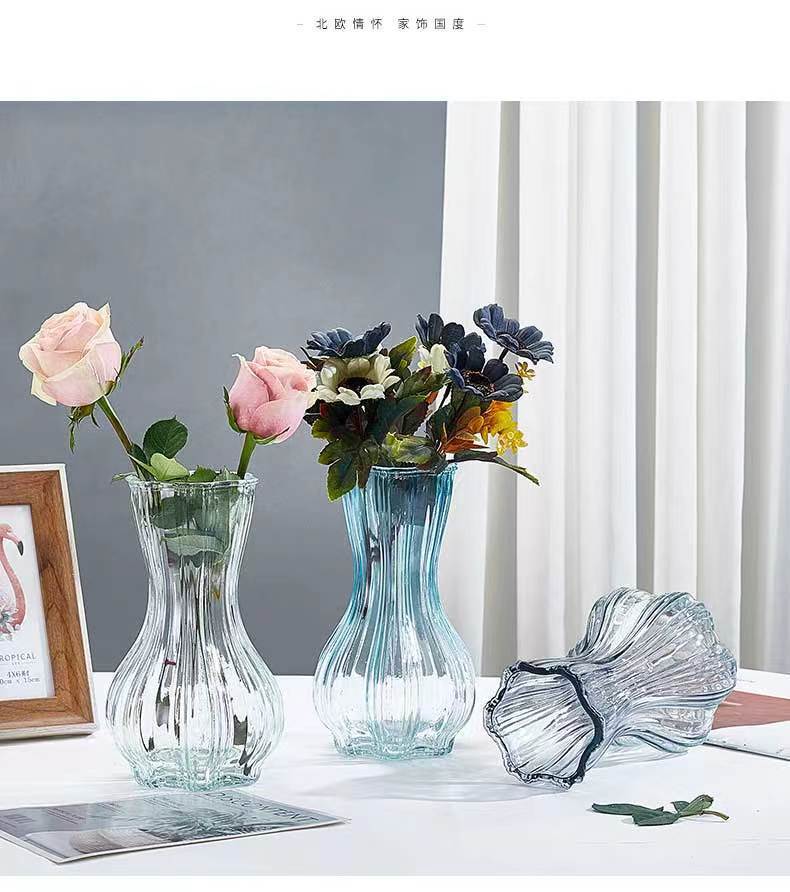 This is a creative and colorful garlic-shaped corset with a country-style glass bottle decoration and a European-style home glass flower bottle Application Scenario