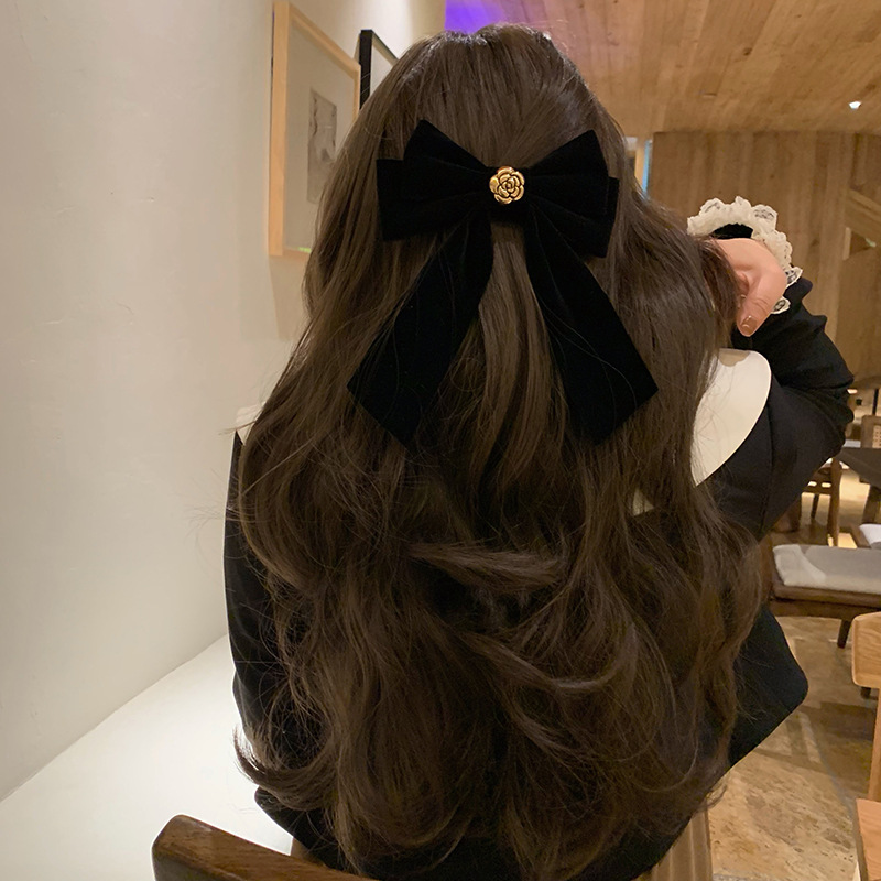 Rich heiress black velvet rose bow hair clip, retro French top clip, high-end spring clip hair accessory Application Scenario
