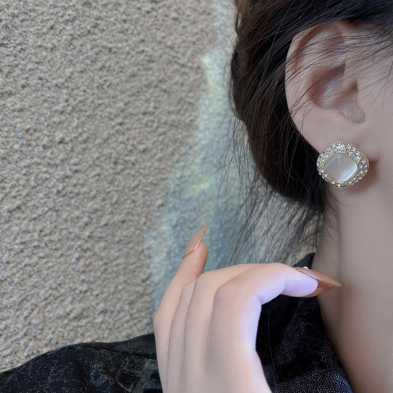 Korean-style cat's eye geometric earrings for women, versatile and high-end, square diamond-encrusted stud earrings, fashionable and trendy earrings wholesale details Picture