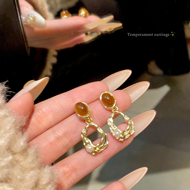 Retro Hong Kong-style amber geometric stud earrings for women, light luxury, versatile, high-end and elegant earrings, autumn and winter bestsellers wholesale full figure