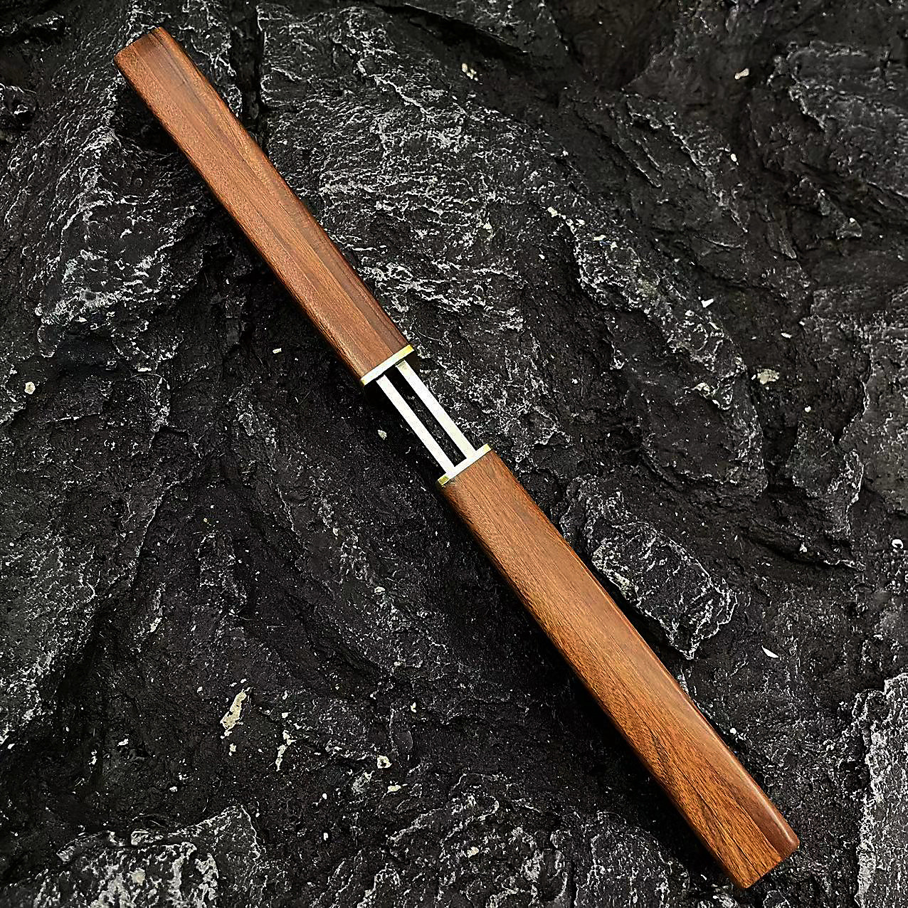 The best-selling Shuanglong Overseas D2 outdoor straight knife, an integrated steel fruit knife and meat cutter, is highly hard and sharp Application Scenario