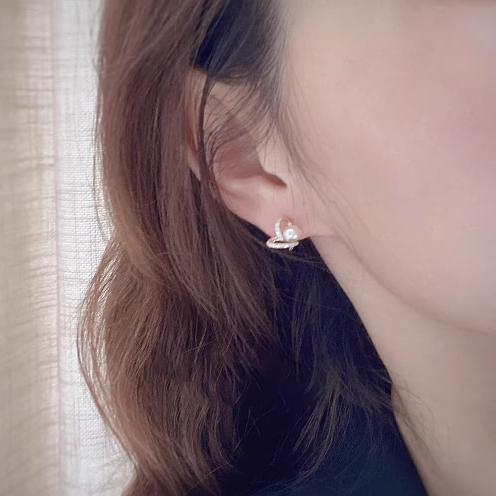 Xuhui brand exquisite and light luxury copper plated with real gold, zircon 925 silver needle, heart-shaped pearl, fashionable and elegant stud earrings, earrings and pendants full figure