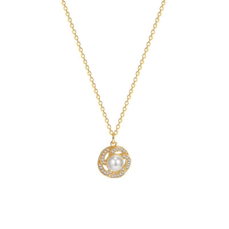 This simple and light luxury titanium steel necklace does not fade. It features a niche design with a high-end feel. The heart-shaped geometric pendant is a stylish collarbone chain Item Picture