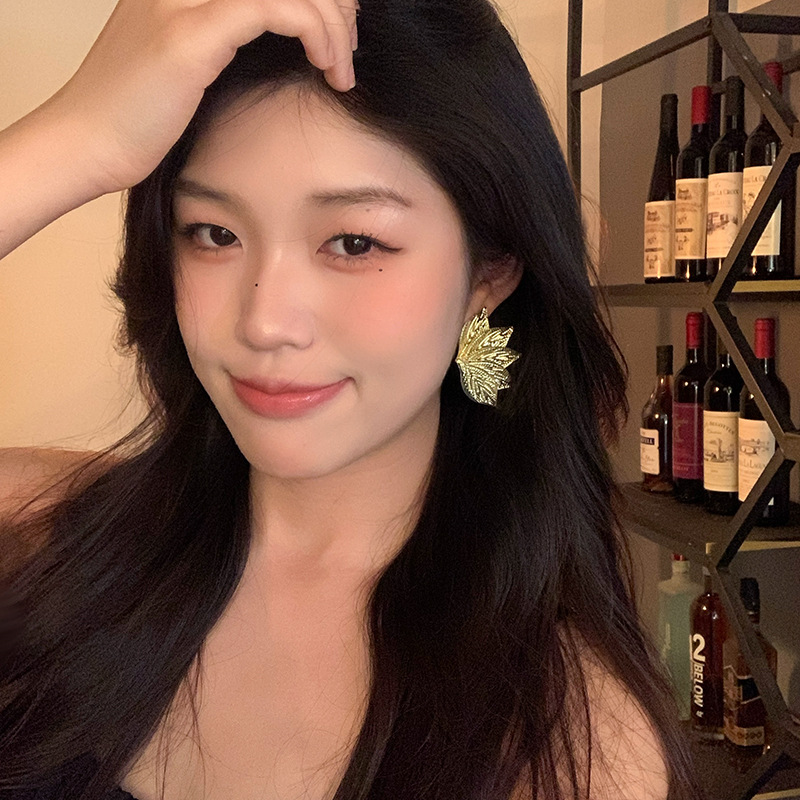 Gold and silver dual-color leaf earrings, textured stud earrings, 2025 new style, light luxury, high-end and elegant best-selling earrings wholesale details Picture