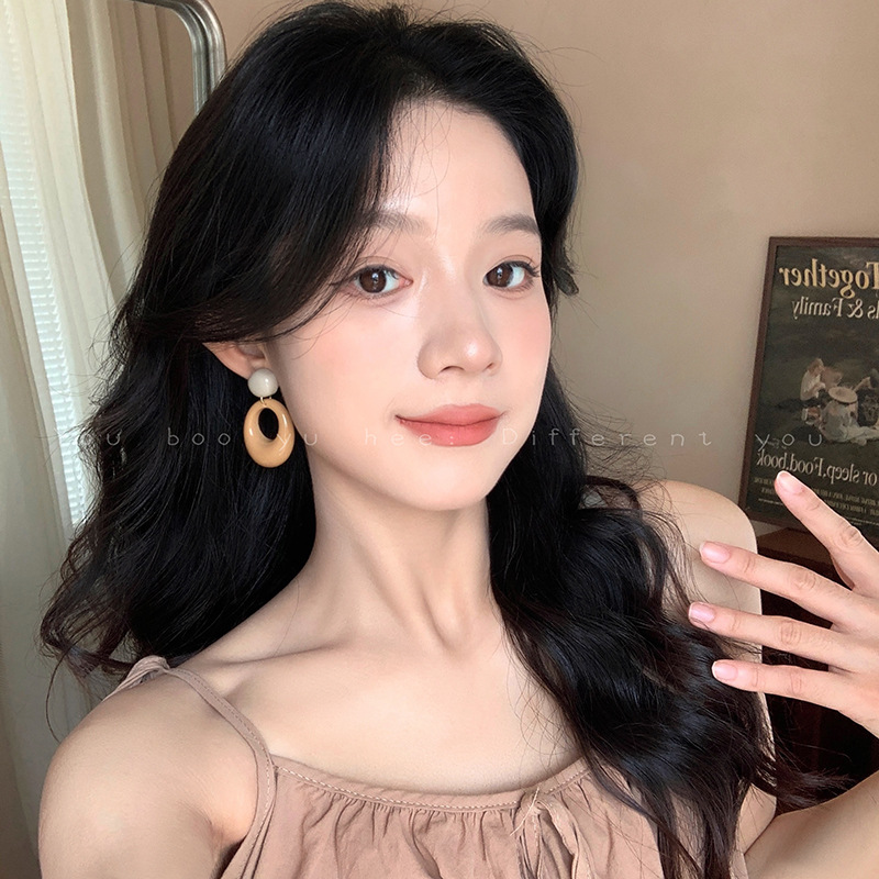French retro Hong Kong-style circle high-end earrings, a new bestseller for women in 2025, summer style light luxury earrings details Picture