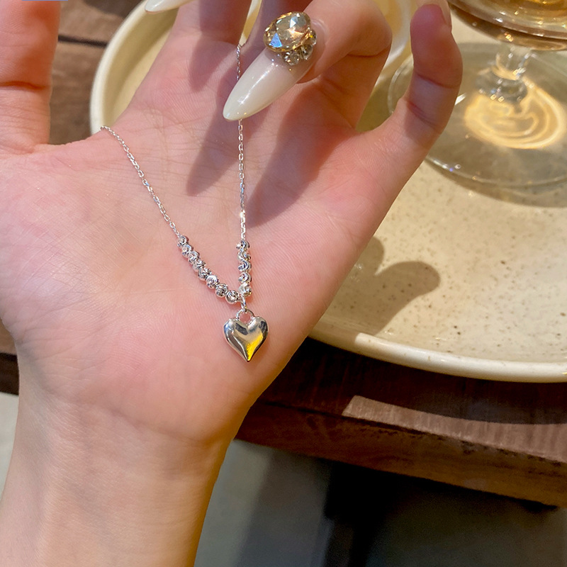 This is an InS-style trendy and trendy three-dimensional heart-shaped necklace for women, featuring a light luxury, niche and versatile style. It's a striped round bead collarbone chain full figure