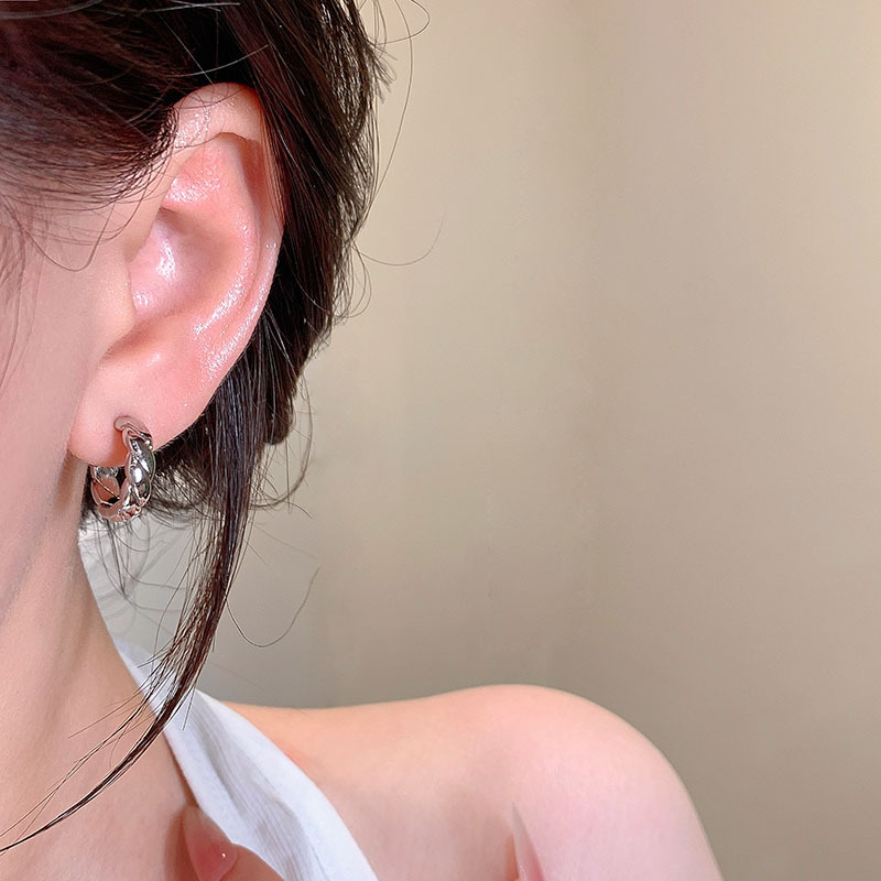 Simple and individual threaded ring-shaped stud earrings for women, 2025 summer new style high-end earrings and fashionable earrings wholesale Application Scenario