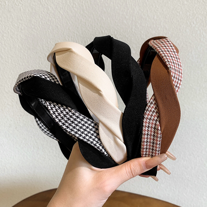 A retro and high-end braided hairband, a popular Korean female hair tie for adults, a wide-edge pressure headband, a high top hairpin Application Scenario