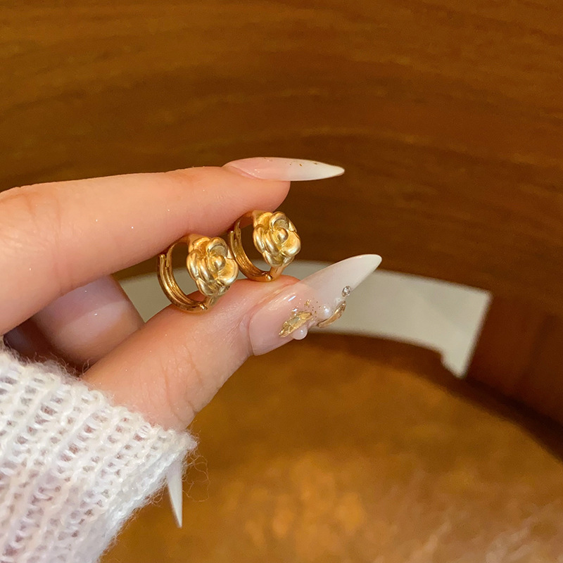 Retro golden rose ear buckles, high-end, light luxury, niche earrings, women's fashion, versatile earrings and accessories wholesale full figure