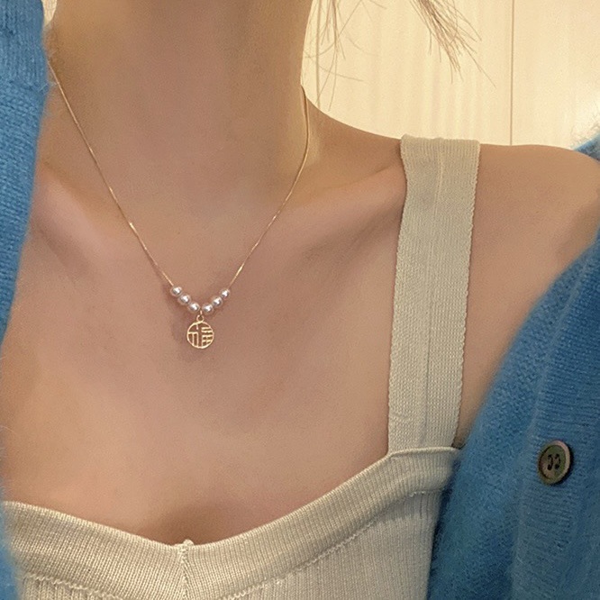 The pearl necklace exudes a feminine retro charm and a sweet French Chanel style. It features a double-layer collarbone chain with a niche design and a new style for 2024 Application Scenario