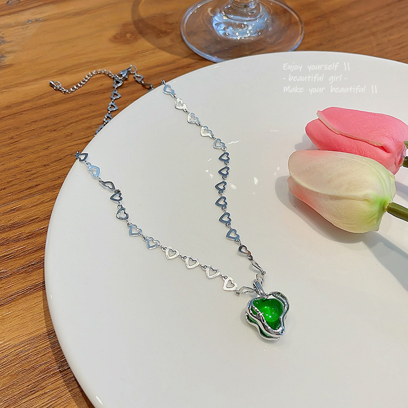 A new irregular green heart-shaped pendant necklace for women, featuring a light luxury, retro, niche and high-end design, and a collarbone chain Application Scenario