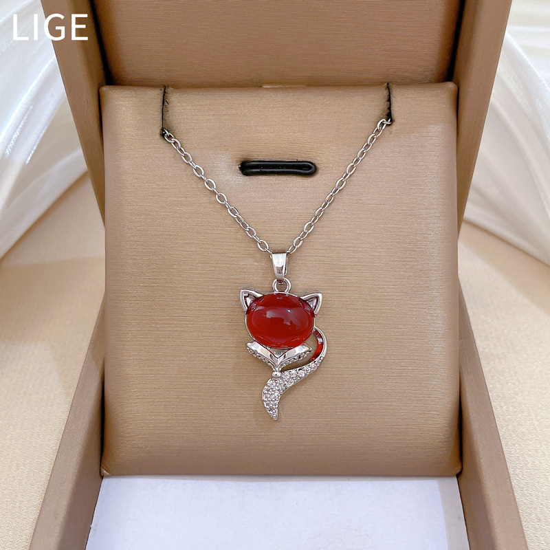 【 Titanium Steel 】 Personalized red fox, light luxury, luxurious, full diamond necklace, versatile for women, collarbone chain, titanium steel chain Application Scenario