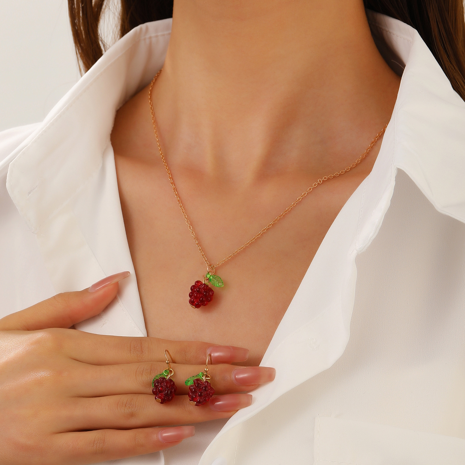 Retro light luxury raspberry and raspberry earrings and necklace set, high-end and fashionable women's jewelry set of three pieces full figure