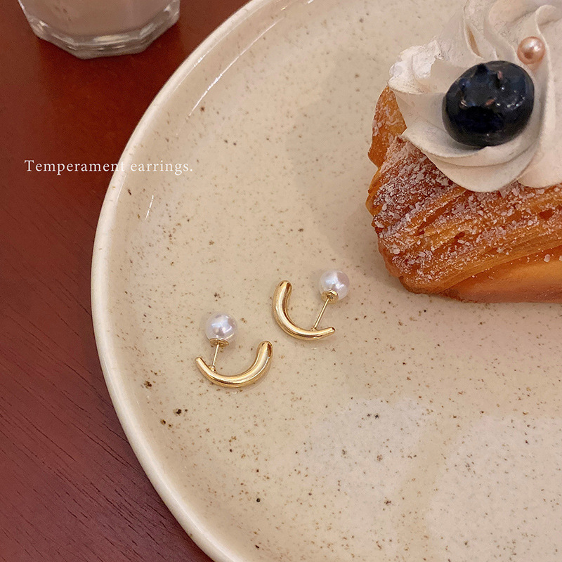 This is a new Korean version C-shaped earring with a fashionable and niche design for women. It is a versatile pearl stud accessory that can be worn twice Application Scenario