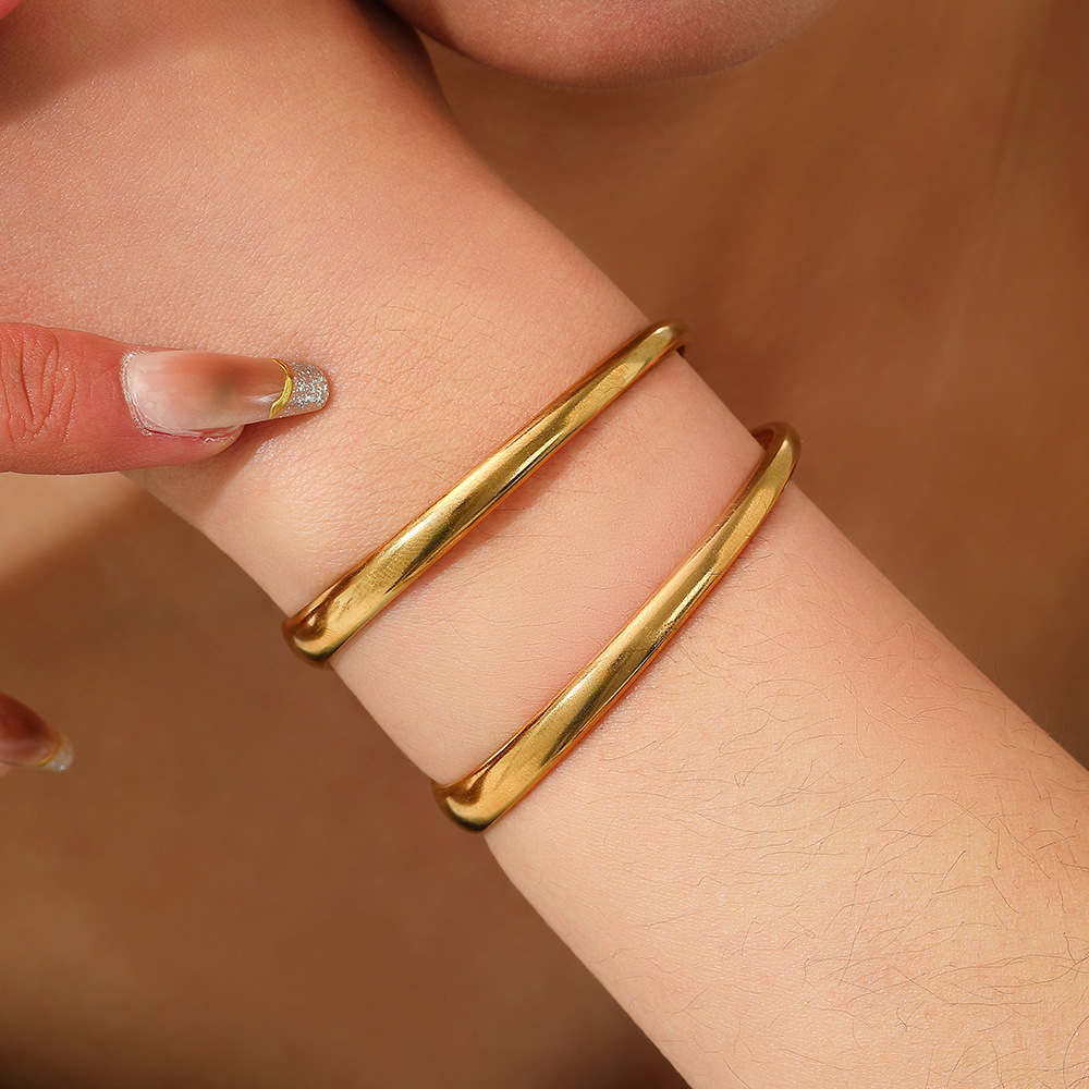 Ladies' cross-border bracelet, light luxury, gold-plated with an open design, exuding a sense of luxury. It's a bestseller in Europe and America, does not fade, and is available for wholesale from a powerful factory details Picture