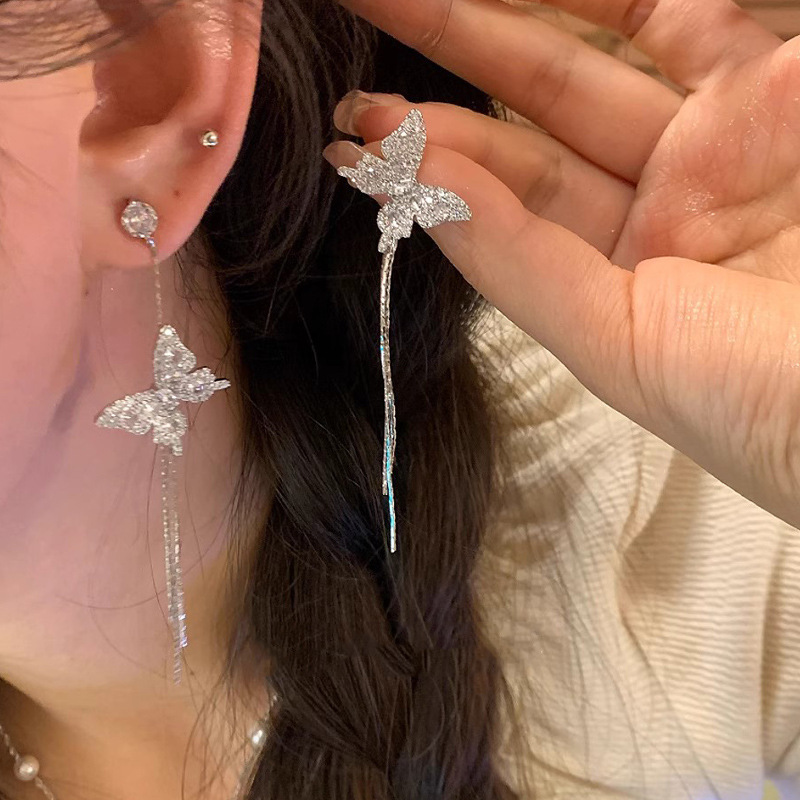 The ultra-sparkling asymmetrical butterfly tassel earrings feature a light luxury and niche design, exuding a sense of sophistication. They are simple and versatile forest-themed earrings and accessories Specification drawing
