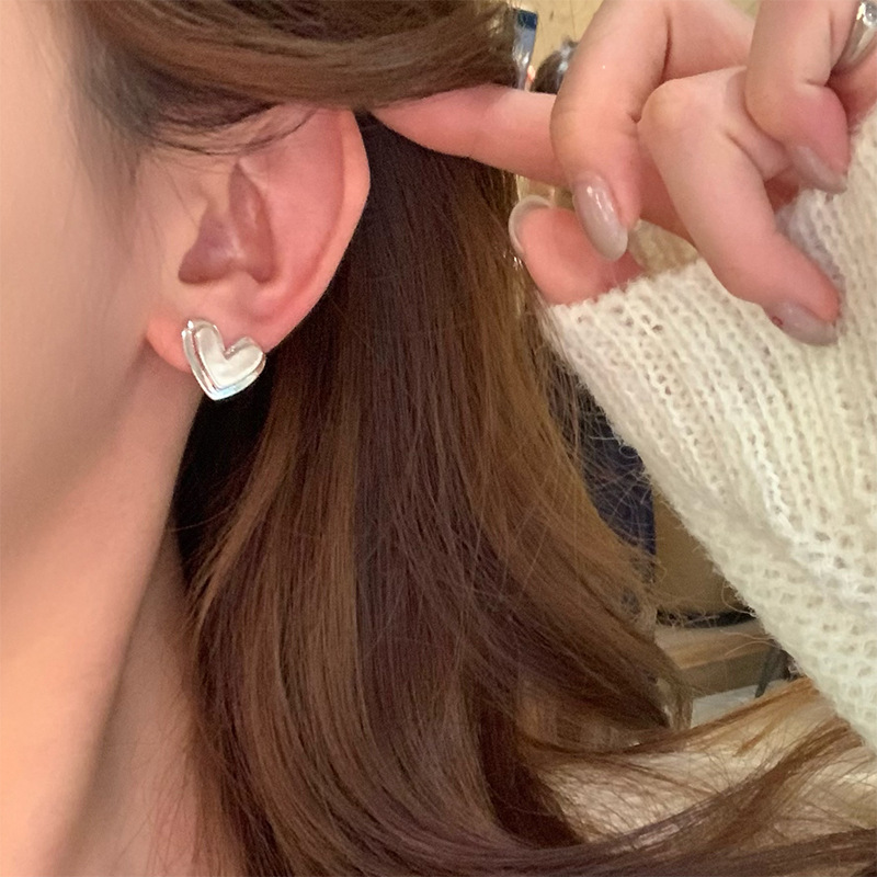 Korean cold style, niche design, three-dimensional heart-shaped stud earrings, women's high-end, light luxury earrings and earrings, unique charm Application Scenario