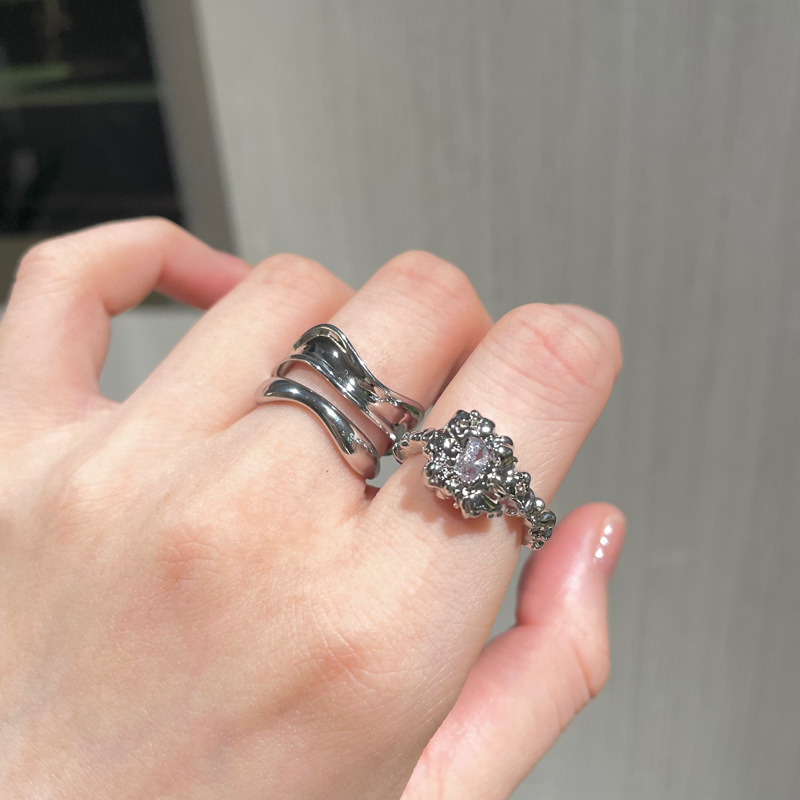 Lava texture pleated ring, a trendy and niche design for women, a unique and fashionable ring with a cold style on Instagram, an open index finger ring full figure