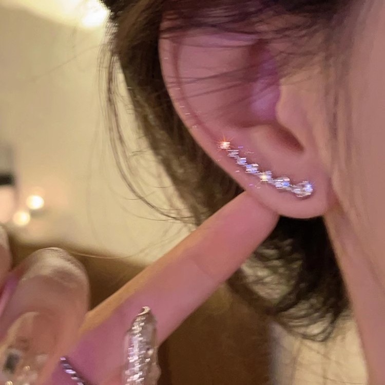 The Sparkling Diamond elegant arc-shaped ear stud is a new bestseller for women in 2025. It features a niche design and a high-end feel, making it a trendy ear accessory Application Scenario