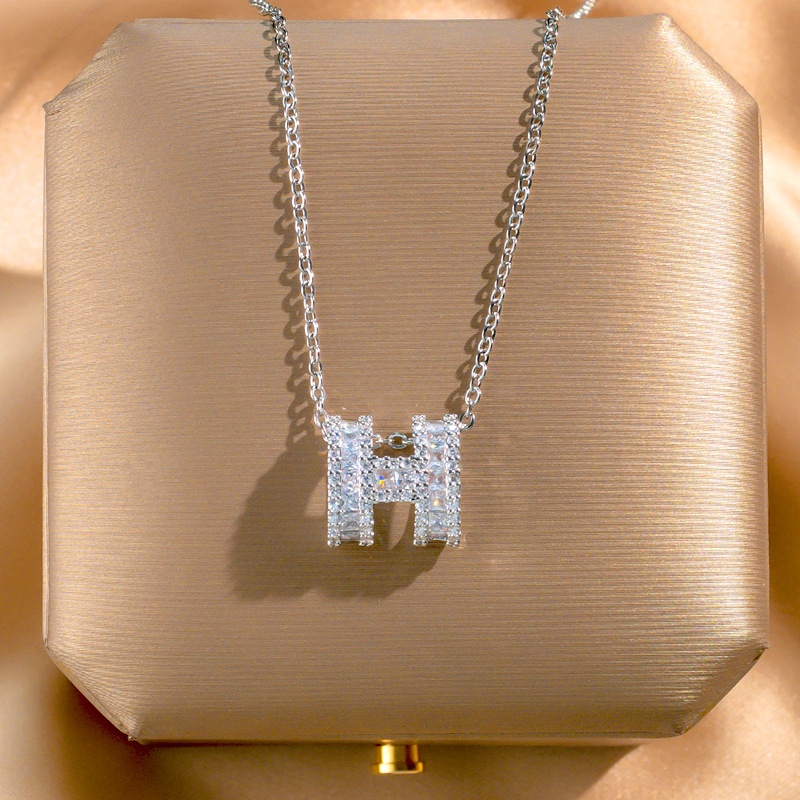 High-end full-diamond letter H necklace for women, set with exquisite square zircon pendant, a popular online hit collarbone chain wholesale details Picture