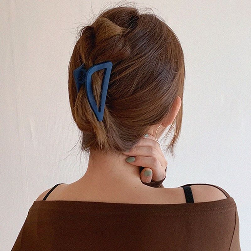 The new Korean-style triangular claw clip is a high-end shark clip hair accessory for the back of the head in summer Specification drawing