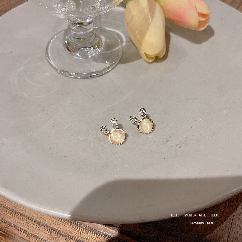 The small rabbit-head ear stud earrings from Dongdaemun, South Korea, are designed with a unique and distinctive cat's eye stone style. They are high-end and diamond-encdiamond earrings for women Application Scenario