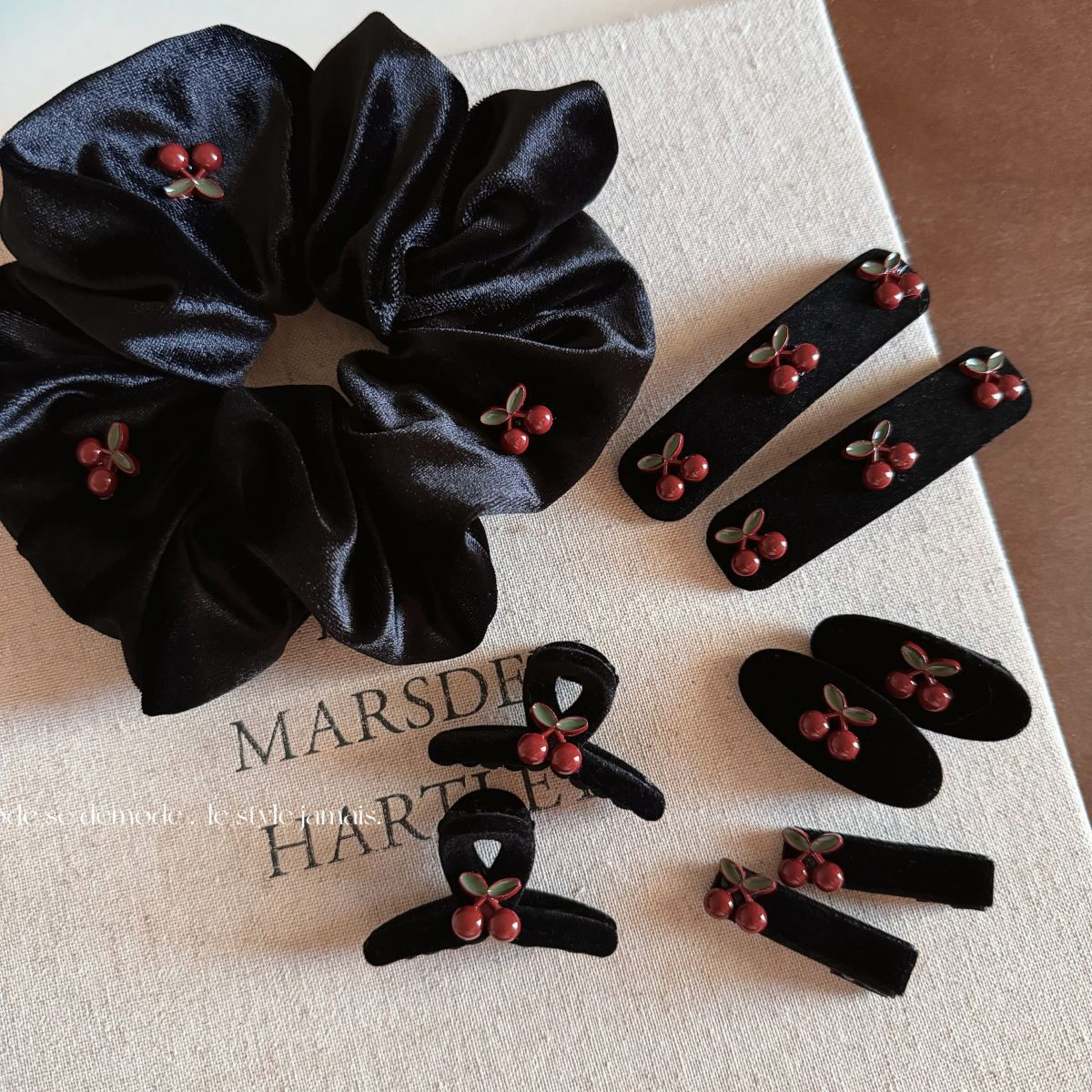 Early spring red cherry retro hair clips for women, black velvet small scratch clips, BB clips, sweet and cute bangs hair accessories, new style full figure