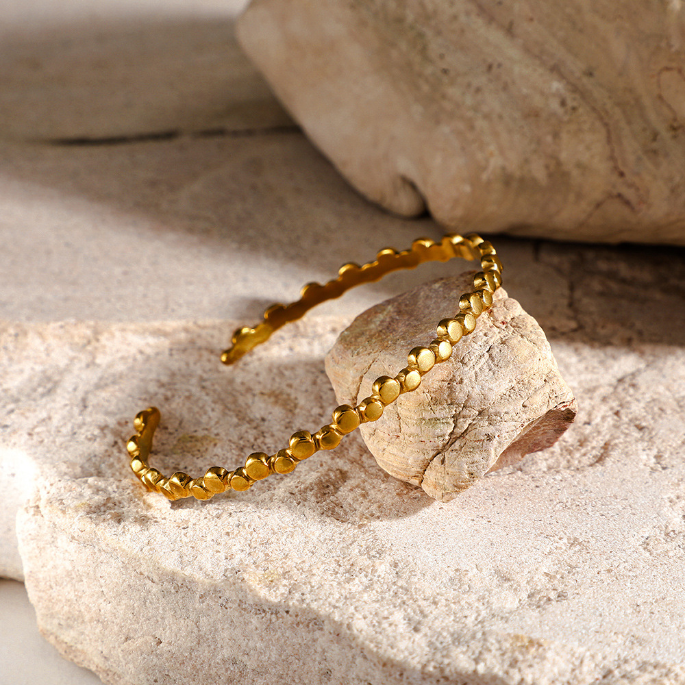 The new women's bracelet is a cross-border bestseller. It features gold-plated bamboo joints with a high-end feel and an original European and American design that won't fade Application Scenario