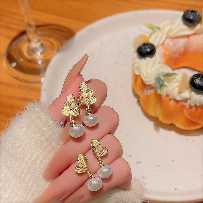 S925 Silver Needle Korean fresh and delicate leaf pearl Earrings, a high-end design for women, versatile and elegant stud earrings full figure