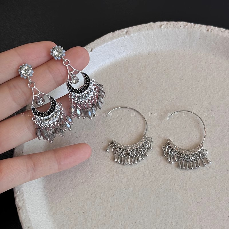 Ethnic-style fan-shaped tassel earrings with a retro charm and a high-end feel, Bohemian stud earrings with a light luxury and niche design details Picture