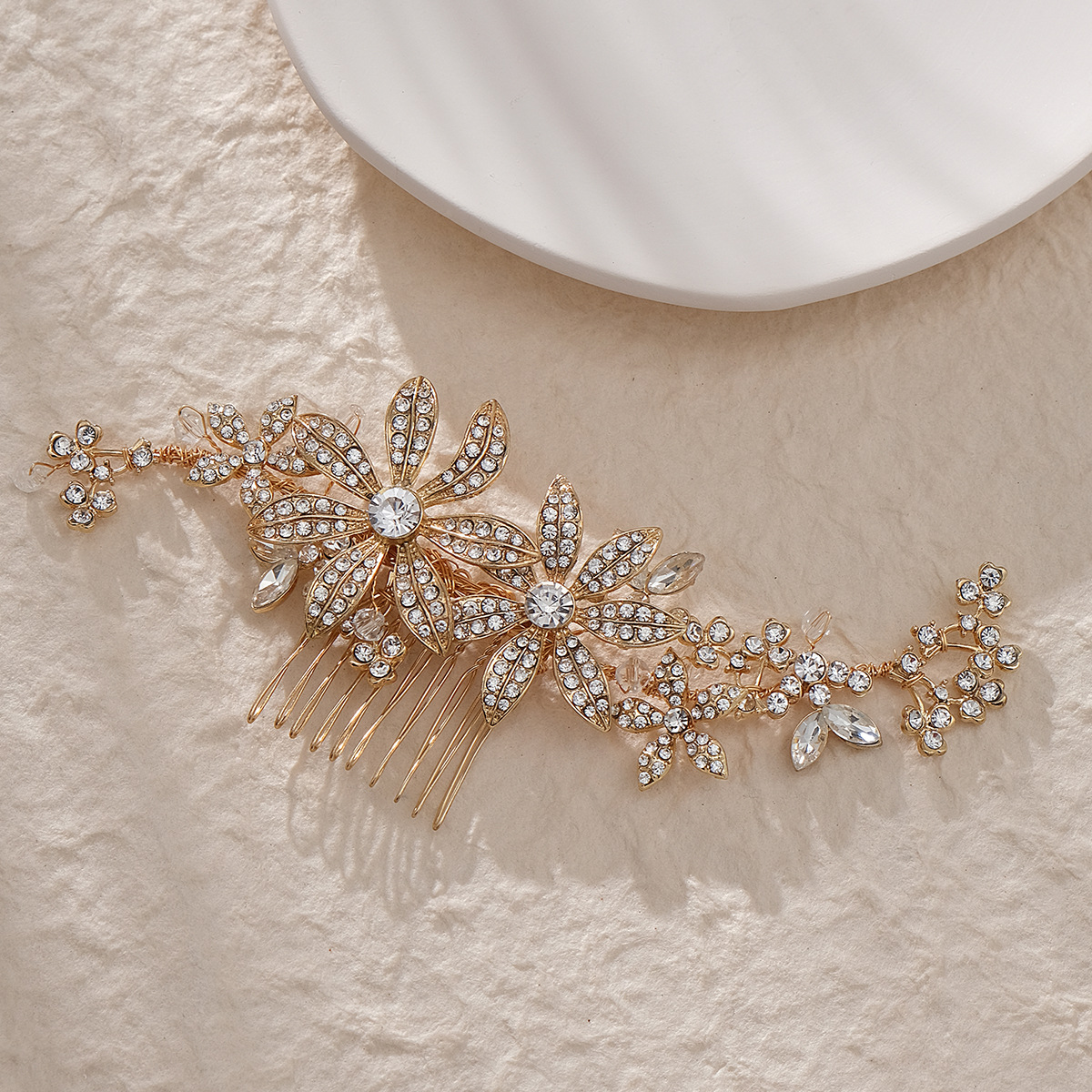 European and American simple and versatile bridal hair accessories, flower and pearl hand-inserted combs, wedding dress and makeup curls, alloy rhinestone hair combs details Picture