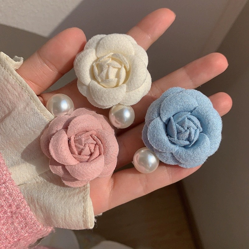 New three-dimensional rose pearl hair clip with French high-end style side bangs clip spring camellia hair accessory for women full figure