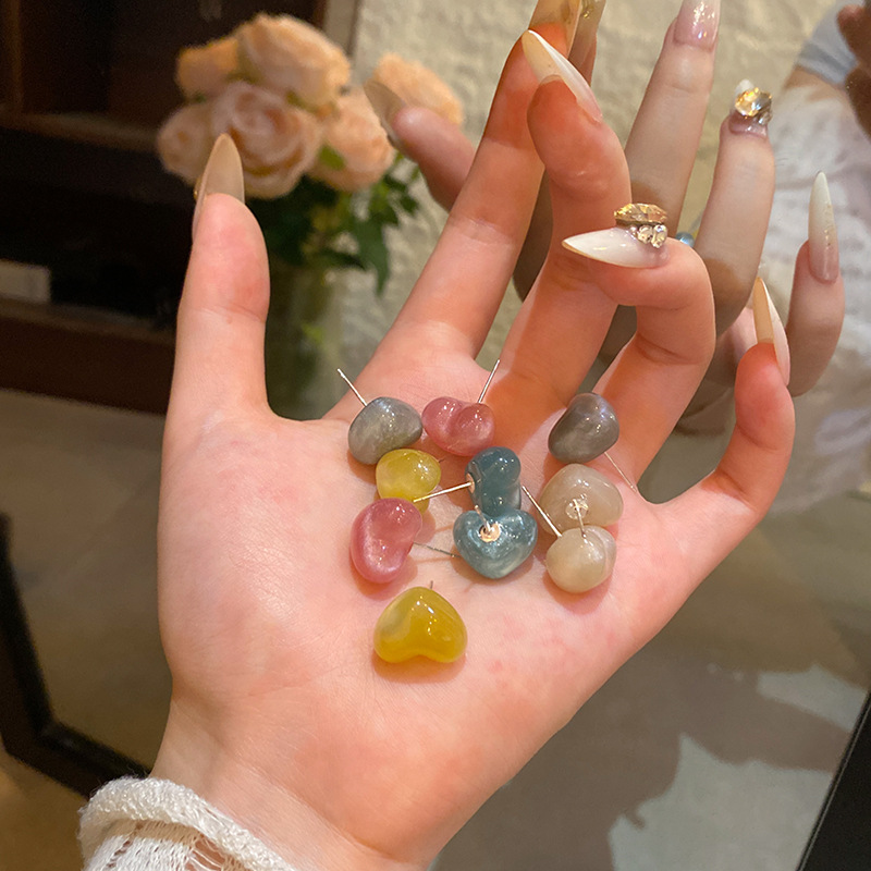 Dopamine-colored heart-shaped stud earrings for women, a light luxury, niche and high-end look, fashionable and versatile, and a wholesale of internet-famous earrings Specification drawing
